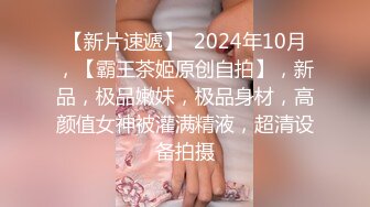  气质不错的少妇露脸在宾馆伺候大哥激情啪啪，激情上位自己揉捏骚奶子，穿着高跟被大哥后入爆草，精彩又刺激