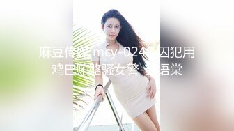 穿着睡衣躺在床上玩弄自己粉嫩的无毛穴