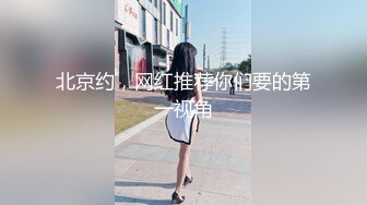 屄很粉的妹子被男友帮在床上尻