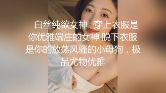 美女玩手机射精在她身上