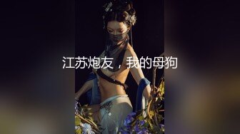 两个白皙迷人嫩嫩小姐姐一起跪爬握住鸡巴不停舔吸，受不了抱着白嫩翘臀大力冲刺