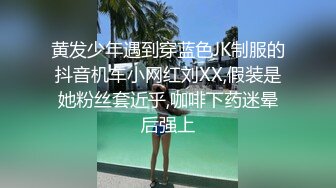 淫荡娇妻洗个澡都要用梳子胡萝卜自慰 受不了啦..赶紧扑向四根大鸡巴，求大鸡巴狠狠操 够骚够贱够淫荡地呻吟，一定要听语音！