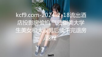 商场女厕全景偷拍美女职员的多毛小黑鲍