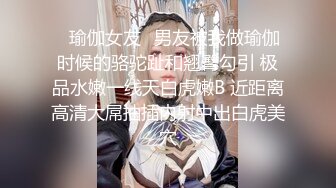 风情小少妇露脸伺候两个大鸡巴，一个拍一个草，让小哥压在身下多体位蹂躏抽插，床头爆草嘴里还塞鸡巴射屁股