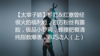 颜值很高的大学骚婊妹，全程露脸深夜直播赚学费，揉奶玩特写展示，手指抠进去了真骚，还在写作业