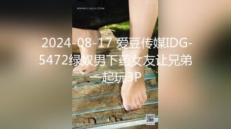 长发熟女级别的美少妇，露脸公厕里面直播大黑牛自慰