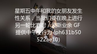 一脸英气美女！制服诱惑，摆弄起姿势也是骚，扭动小腰，性感屁股怼着镜头