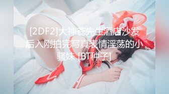 贵在真实，海滩游泳场女士简易淋浴棚偸拍多位妹子换衣，苗条美少女懂得保养往身上涂防晒霜2