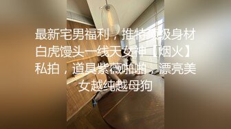   清纯大学美女玩车震被艹到尿急 在车上用袋子装尿