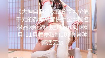 丝袜露脸颜值不错的御姐少妇性感展示，漏着骚奶子跟狼友撩骚，坐插道具浪叫呻吟，表情好骚高潮不断刺激小穴