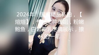 科技园女厕 背手走路绿纱裙闷骚少妇 窄小的洞口边被磨得无毛发红