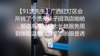   白皙眼镜御姐范妹子，女上位和头套男啪啪无套操逼，一线天粉嫩干净