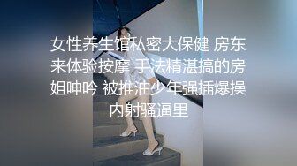 泳池边自摸，还自备香蕉来玩