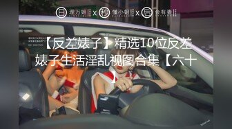 美女穿着短裙公园直播跟粉丝互动