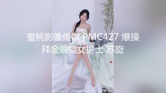 恐怖大屌重口味一对姐妹闺蜜性感短牛仔裤火辣热情共同性服务一黑鬼超长粗大鸡巴插进小逼里干的痛苦淫叫