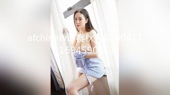 窗外偷窥隔壁高颜值美少妇洗香香