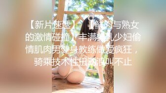 欲求不满的极品少妇穿着红色礼裙撩情狠插骚穴