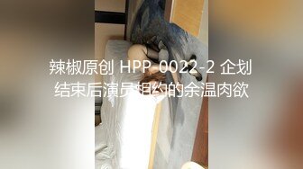 三个00后萌妹子聚在一起诱惑大秀，撩起衣服揉捏奶子，黑白网袜掰穴近距离特写，小小年纪就黑逼了，一个个换着来诱惑