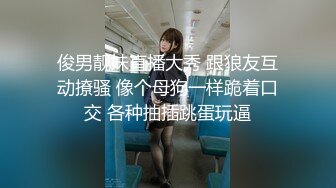 【新片速遞】  商场女厕刁钻角度偷拍牛仔裤美女的小黑鲍