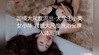 住在住宅区的苗条美丽的妻子。