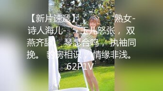 衣服还没脱完就开干 边口交边手指扣逼 现场激烈3P大战