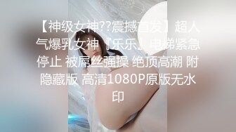 《我市探索者》再约牛仔裤美妞，超近视角深喉扣穴，很敏感没搞几下就高潮，后入撞击屁股啪啪声