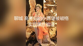 两极品颜值女神双飞  长相清纯细长美腿 左拥右抱一起服务舔弄  这边扣穴那边深喉 ，两个美女轮流着操