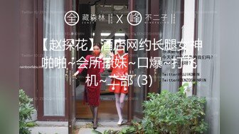 【新片速遞 】 大胆牛人《游泳场简易更衣室偷拍》❤️ 爬上房顶偷拍女泳客更衣淋浴