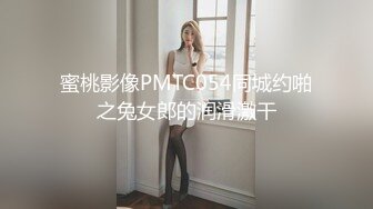  单男约操小夫妻3P，过来先吃点东西再开操，透视装双屌一起舔，前后夹击爆操